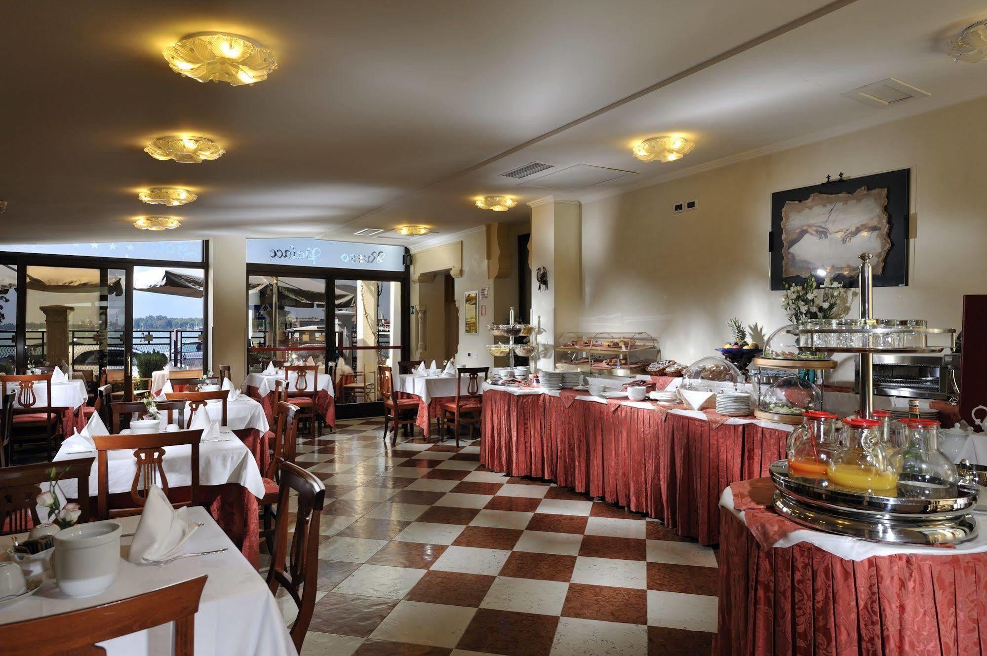 Hotel Russo Palace Venetië-Lido Buitenkant foto